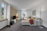 Gemütliches Wohnzimmer - Moderne trifft klassischen Stil – Zweifamilienhaus für vielseitige Nutzung (Wohnen/Gewerbe)