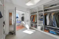 Ankleidezimmer mit Durchgang zur Loggia