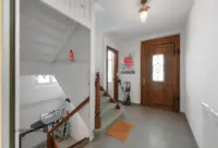 Erdgeschoss - Hauseingangstüre mit zentralem Treppenhaus