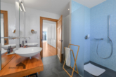 ... und offener Dusche - Moderne trifft klassischen Stil – Zweifamilienhaus für vielseitige Nutzung (Wohnen/Gewerbe)