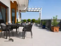 Sonnige Terrasse mit Weitblick