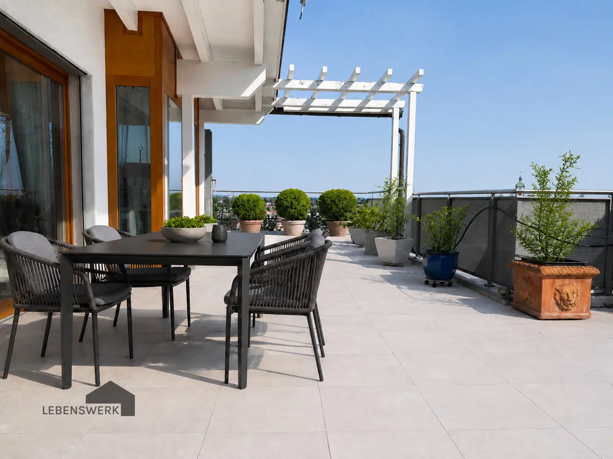 Sonnige Terrasse mit Weitblick