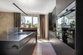 Hochwertige Küche mit Extras wie Weinkühlschrank und Dampfgarer - Moderne Gartenwohnung in Amriswil, Bezirk Arbon TG