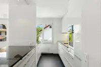 Moderne Küche mit viel Stauraum