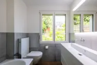 Badezimmer mit Badewanne und Doppellavabo