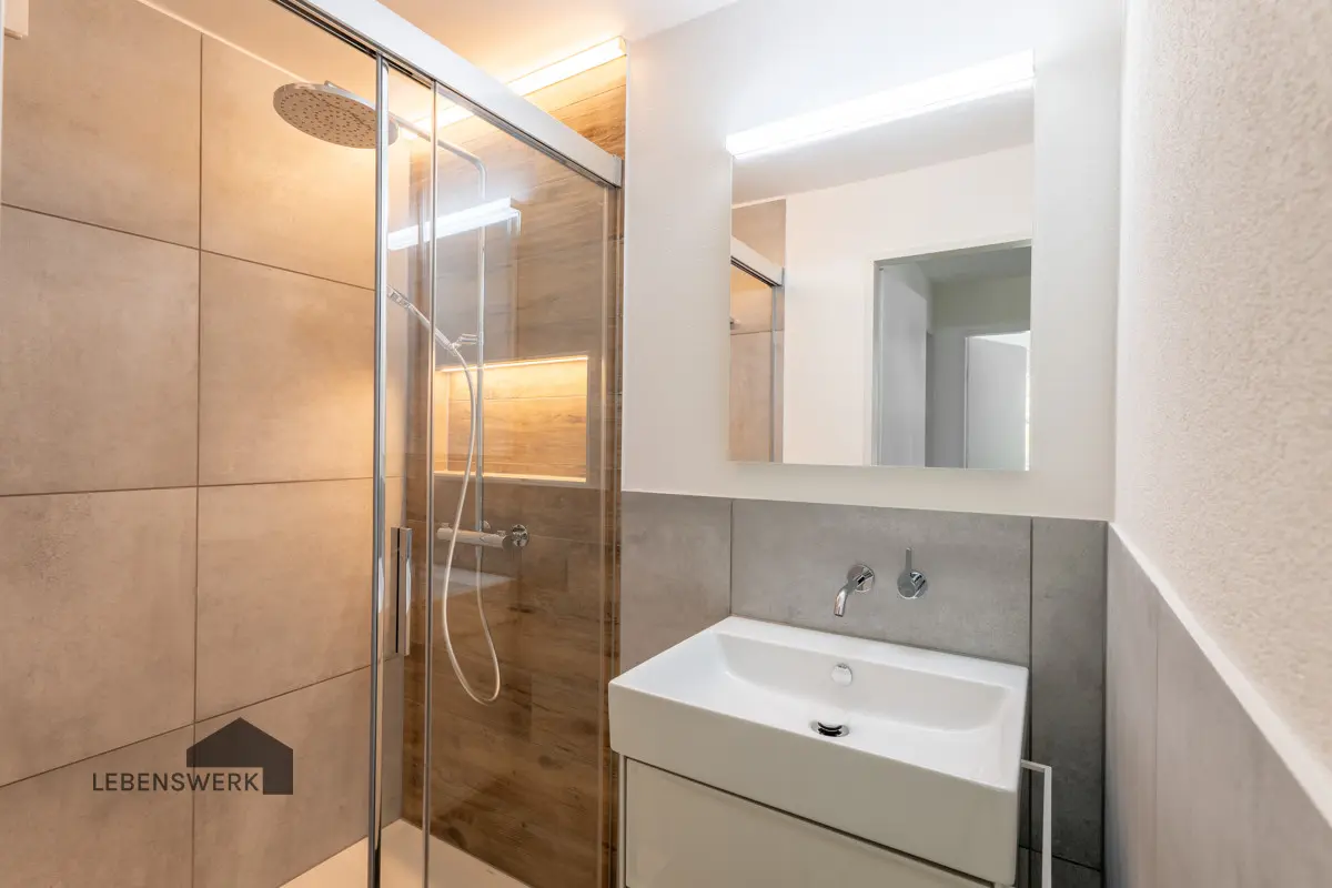 Frisch renoviertes Badezimmer mit hochwertigen Materialien