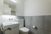 Frisch renoviertes Gäste WC mit Waschturm