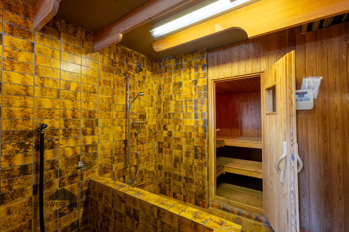 Sauna mit Eisbecken und Dusche
