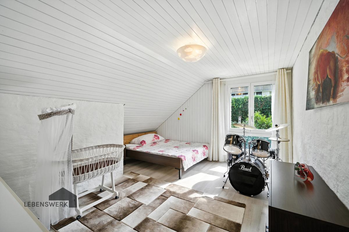 Dieses gemütliche Zimmer vereint Privatsphäre mit Tageslicht – perfekt für kleine Abenteurer, ruhige Träumer oder junge Musiker