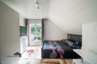 Dieses charmante Zimmer unter der Dachschräge eignet sich ideal als Kinderzimmer, Rückzugsort für Teenager oder kreatives Atelier