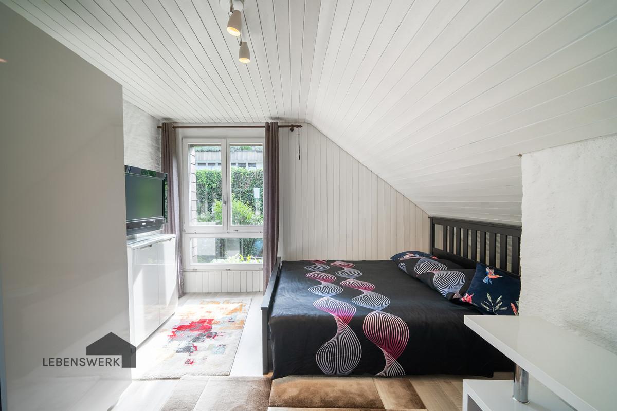 Dieses charmante Zimmer unter der Dachschräge eignet sich ideal als Kinderzimmer, Rückzugsort für Teenager oder kreatives Atelier