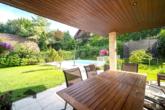 Die grosszügige, überdachte Terrasse lädt zu langen Grillabenden und entspannten Stunden im Schatten ein - NaTHÜRlich Buhwil (TG) – ein Zuhause mit Charakter