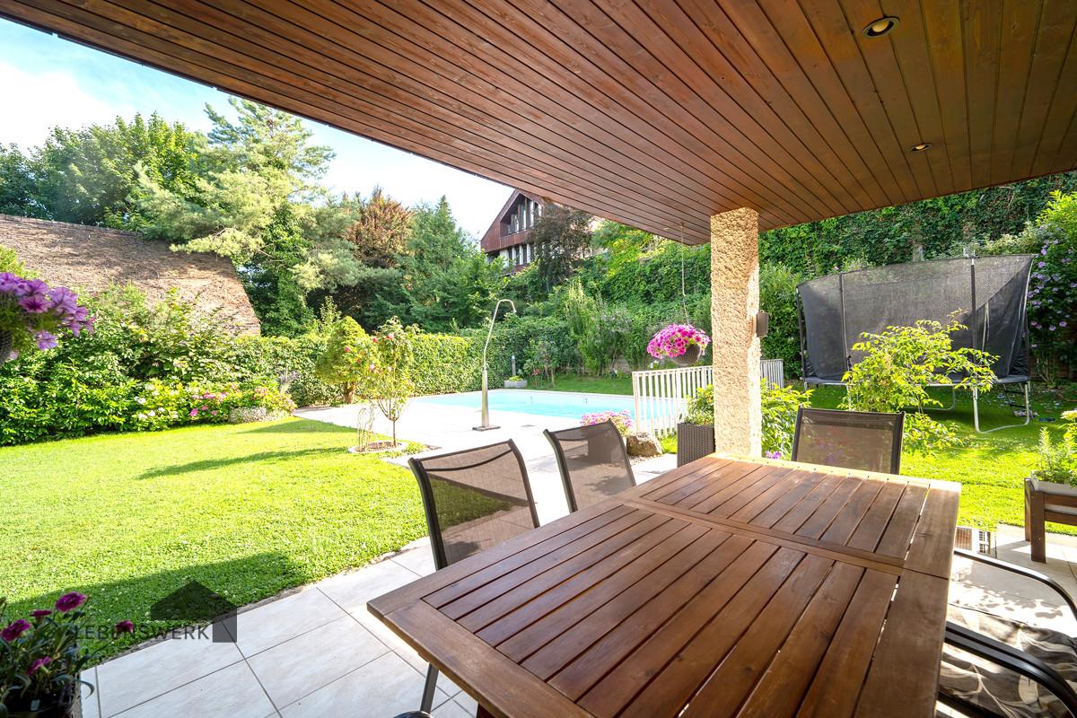 Die grosszügige, überdachte Terrasse lädt zu langen Grillabenden und entspannten Stunden im Schatten ein