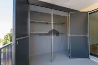 Genügend Stauraum, stylisch gelöst.