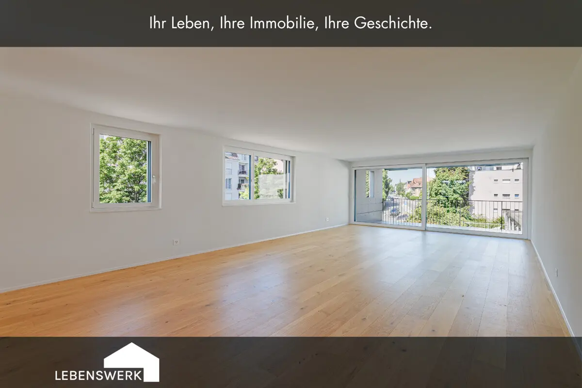 Grosszügiger Wohn- und Essbereich mit viel Tageslicht – offen gestaltet und mit direktem Zugang zum Balkon.