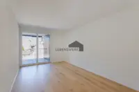 Helles Schlafzimmer 1 mit direktem Balkonzugang – ein stilvoller Rückzugsort zum Wohlfühlen.