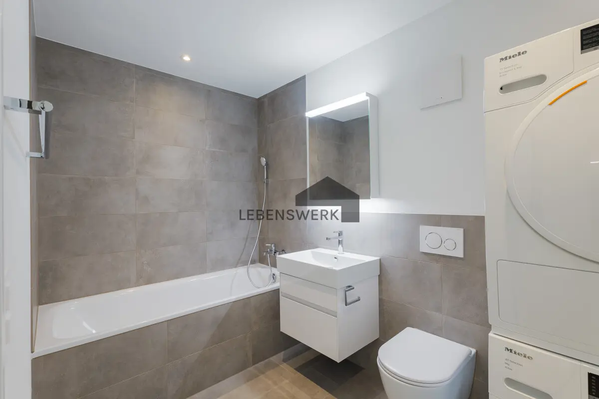 Modernes Badezimmer mit Badewanne und praktischer Waschturm-Lösung – komfortabel und funktional gestaltet.