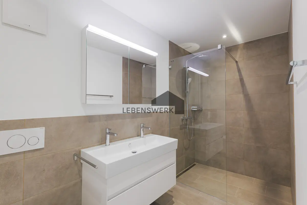 Modernes Badezimmer mit grosszügiger Walk-in-Dusche – stilvoll, hochwertig und zeitlos gestaltet.