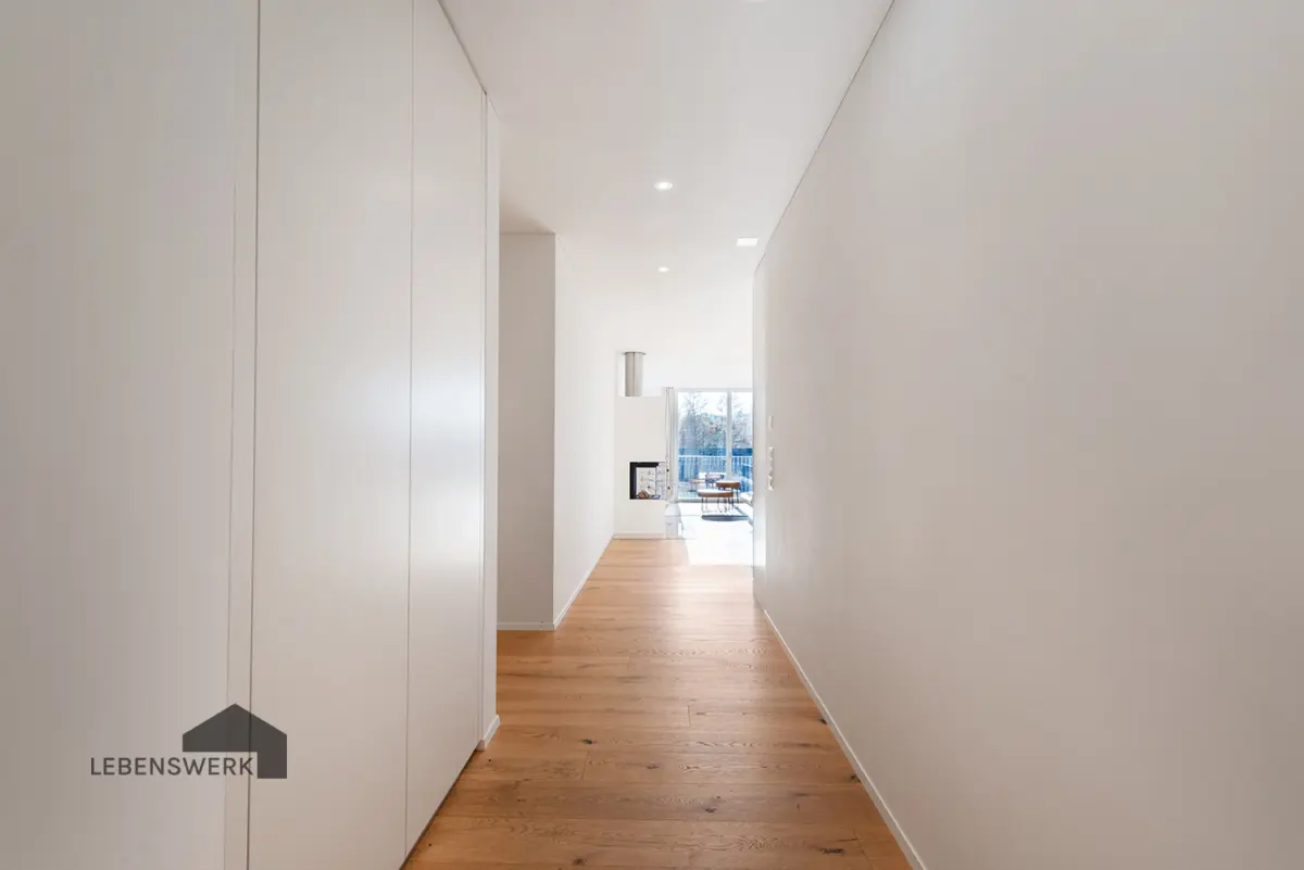 Geräumiges Entrée mit Einbauschrank