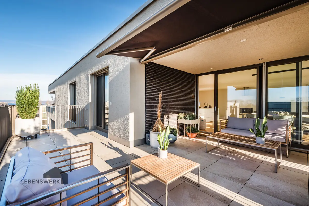 Süd-Westterrasse mit Sonnenstore und Bepflanzung