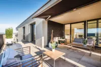 Süd-Westterrasse mit Sonnenstore und Bepflanzung