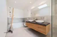 ... mit Oberlicht, Badewanne ...