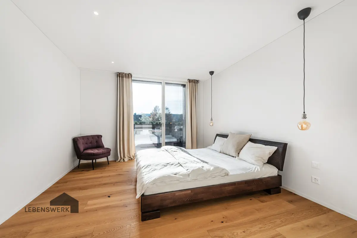 Grosszügiges Hauptschlafzimmer mit Terrassenzugang - Richtung Süd