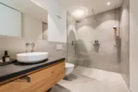 Badezimmer mit grosser Dusche