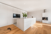 Küchenbereich mit hochwertigen Küchengeräten und Einbauten - Rivage: Exklusive 4.5 Zimmer-Attikawohnung – Bottighofen TG