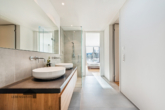 Helles Badezimmer mit Oberlicht, Badewanne und Dusche (2) - Rivage: Exklusive 4.5 Zimmer-Attikawohnung – Bottighofen TG