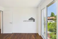 Helles Zimmer mit Tageslicht und Aussicht