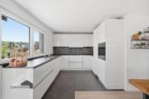 Offene Küche mit viel Stauraum - Grosszügige Dachmaisonette mit modernem Wohnkomfort und Weitblick, Tägerwilen TG