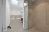 Bad en Suit mit Dachfenster - Modernes Wohnen mit Seeblick- Sonnige 3.5 Zimmer-Attikawohnung im RIVAGE, Bottighofen TG