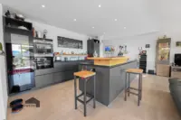 Representativ mit Weinkühlschrank