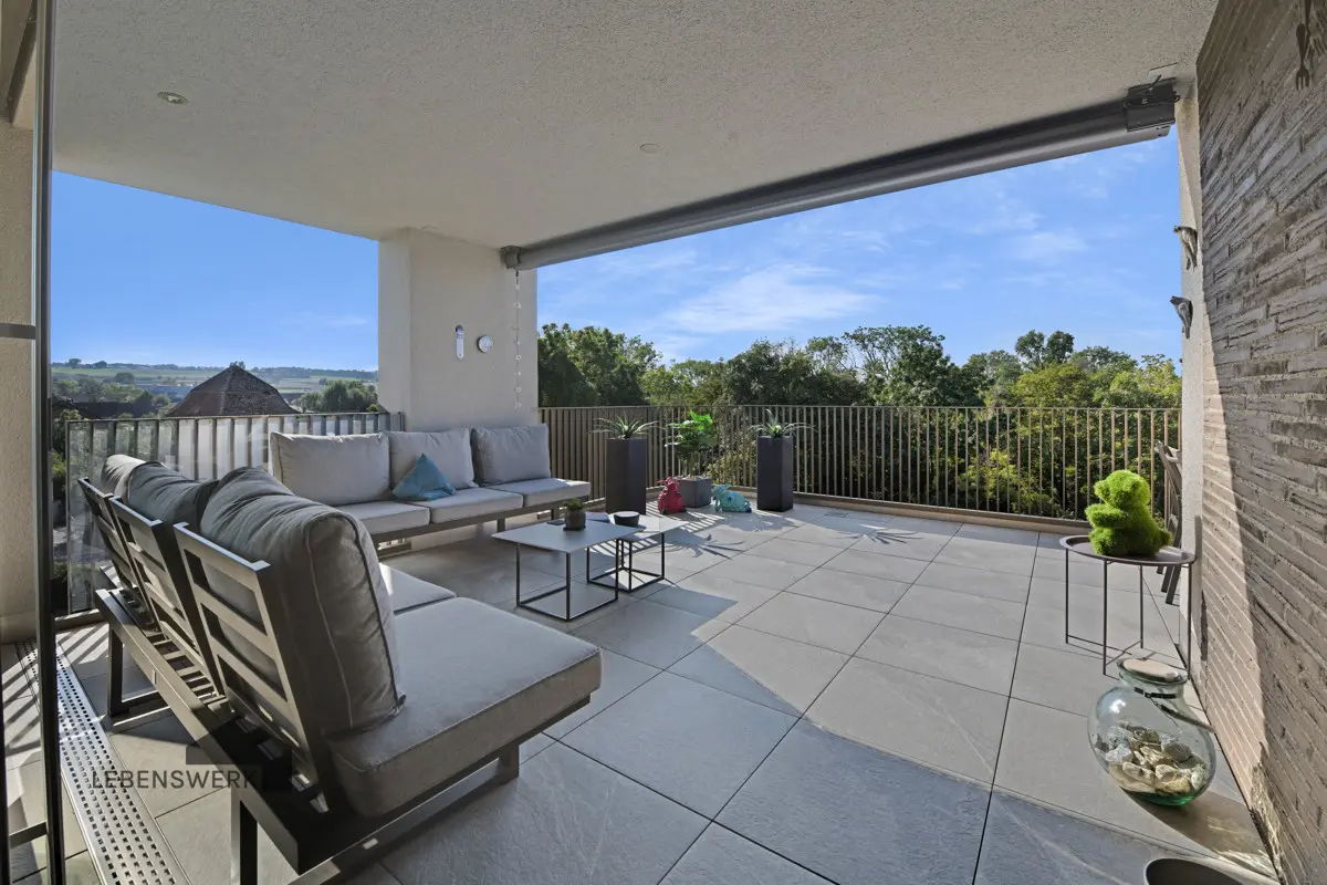 Vom Wohnzimmer direkt zum Loungebreich der Terrasse