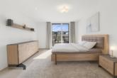 Modernes Schlafzimmer mit Südbalkon - Modernes Wohnen mit Seeblick- Sonnige 3.5 Zimmer-Attikawohnung im RIVAGE, Bottighofen TG