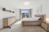 Modernes Schlafzimmer mit Südbalkon