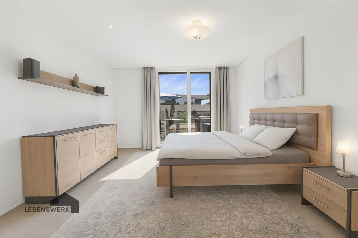Modernes Schlafzimmer mit Südbalkon