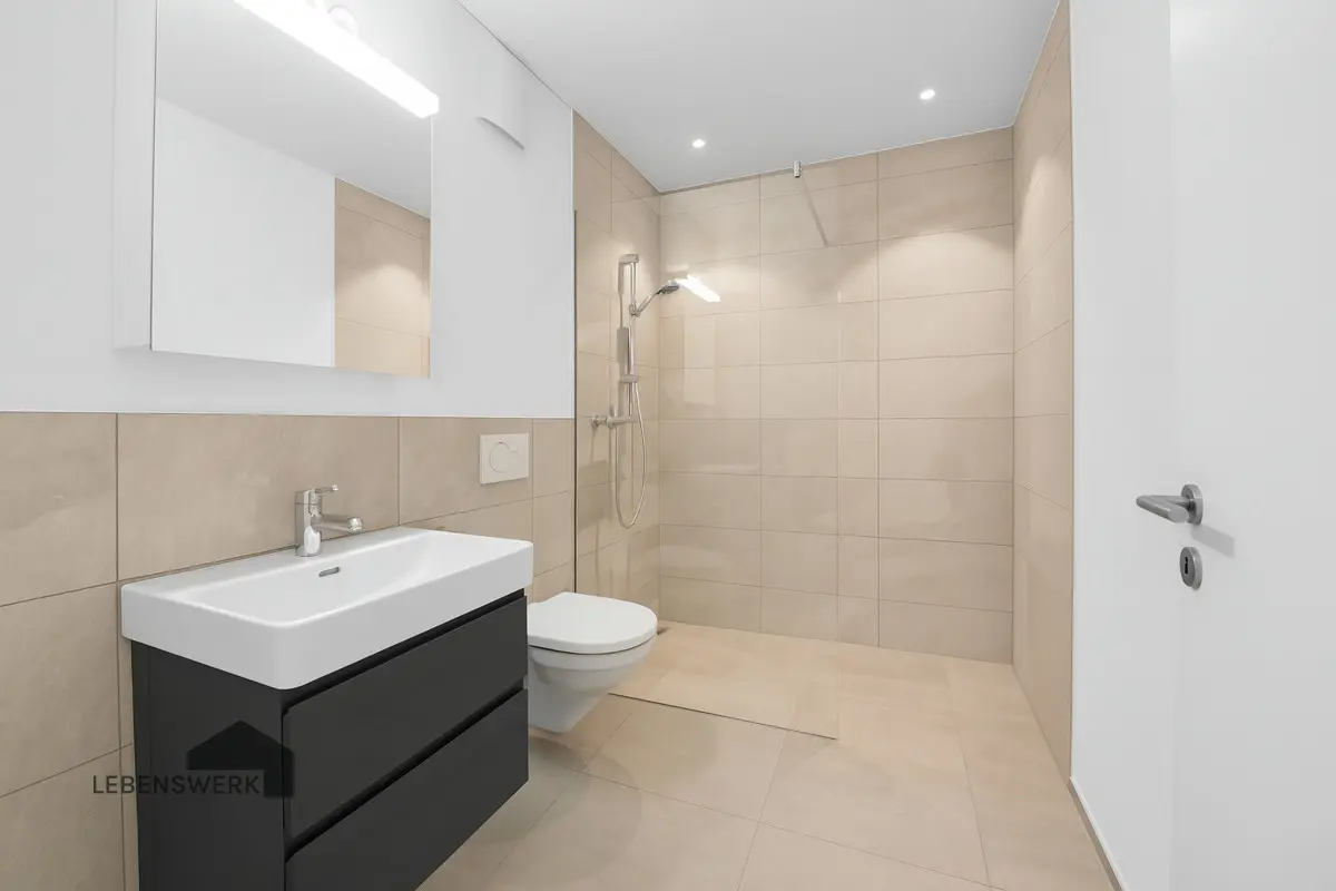 Stilvolles Badezimmer mit bodeneber Dusche