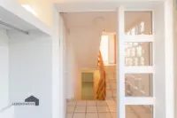 Helle Flächen, klare Linien und eine einladende Treppe heissen Sie Willkommen