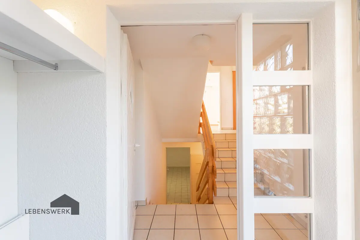 Helle Flächen, klare Linien und eine einladende Treppe heissen Sie Willkommen