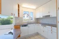 Die helle Küche mit viel Stauraum und praktischer Aufteilung macht Kochen zum Vergnügen