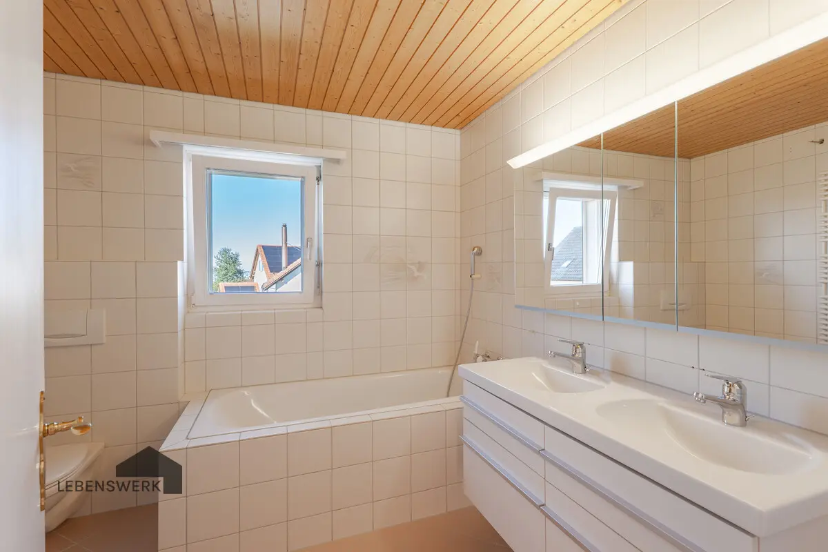 Helles Bad mit Wanne, Dusche und Doppelwaschtisch