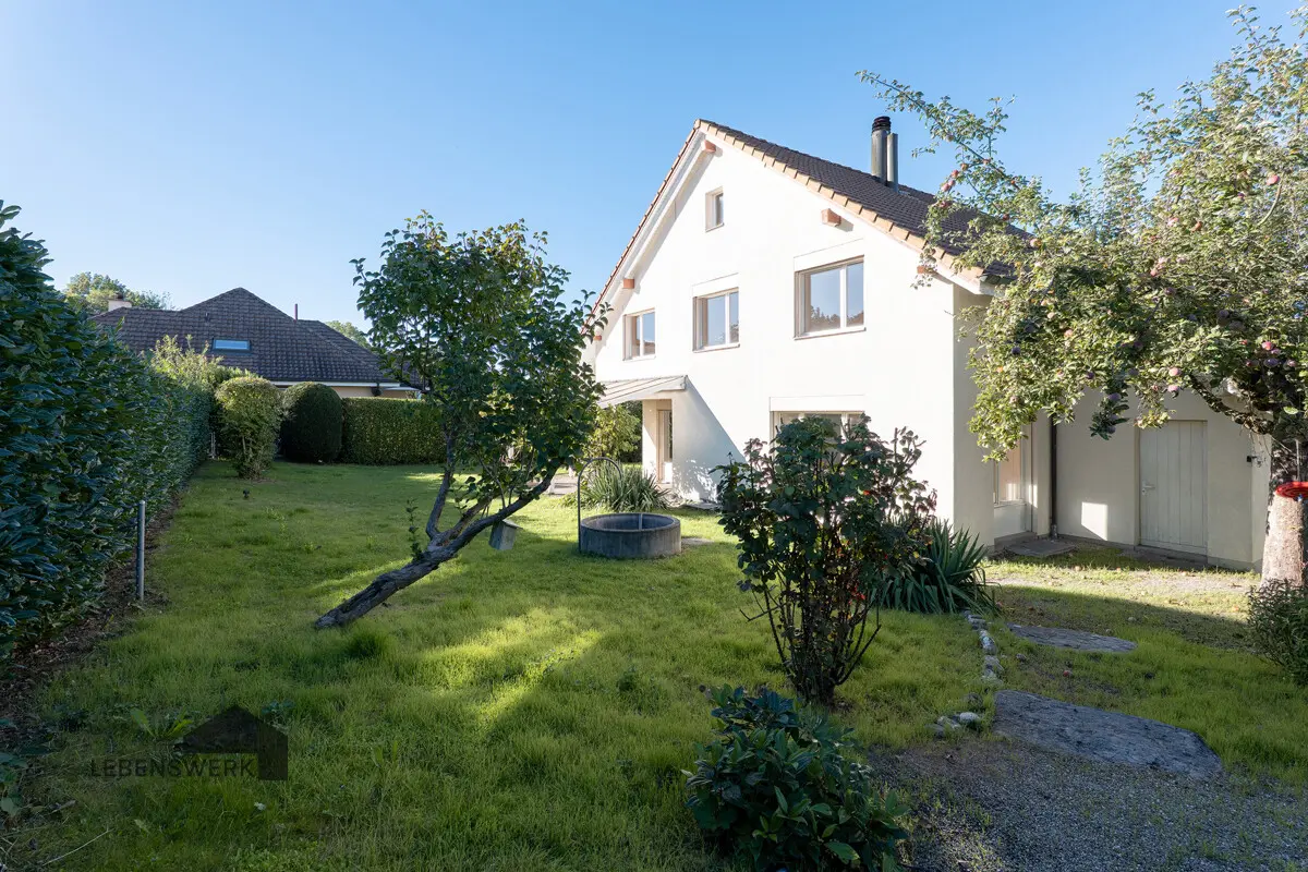 Ein sonniger Garten mit Apfelbäumen und viel Platz zum Spielen, Entspannen oder Gärtnern