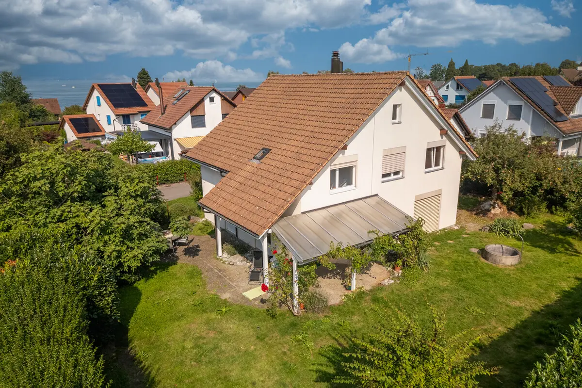 Der weitläufige Garten mit überdachtem Sitzplatz