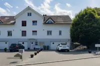 Aussenansicht vom gepflegten Eckhaus mit Doppelgarage
