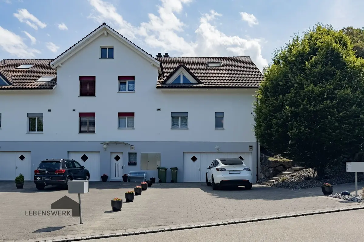 Aussenansicht vom gepflegten Eckhaus mit Doppelgarage