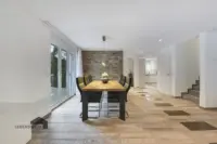Essbereich mit geschmackvoller Steinwand