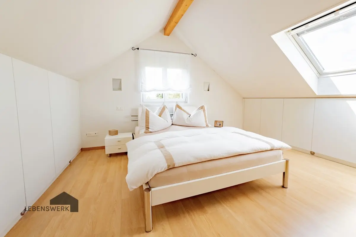 Charmantes Hauptschlafzimmer
