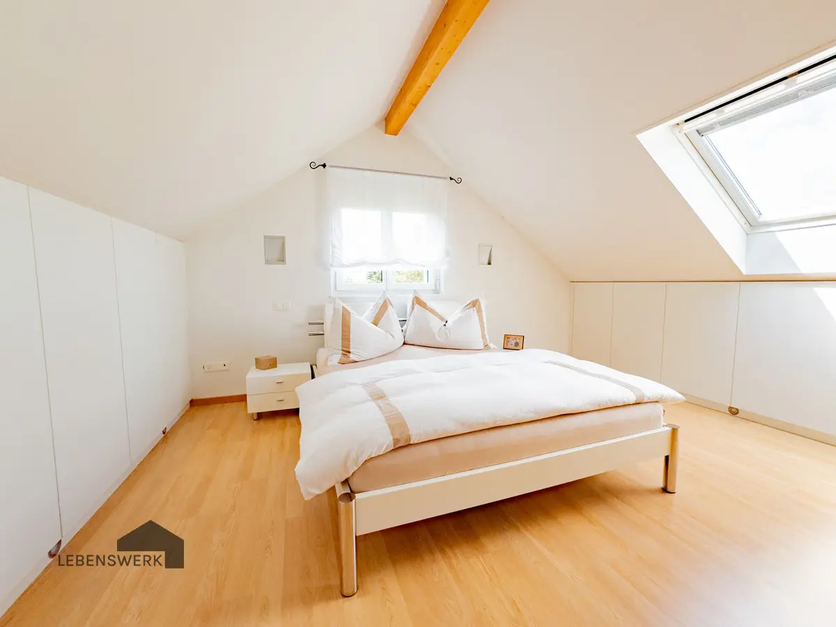 Charmantes Hauptschlafzimmer